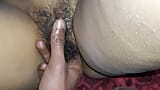 Video tan sucio de bhabhi ji ke coño caliente de pelo largo con tía e hijo con cabello snapshot 2