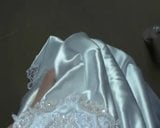 Bawię się kutasem oleju w mojej białej satynowej sukience ślubnej snapshot 1