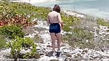 Moglie condivide sulla spiaggia nudista mentre il marito registra, una troia adolescente viene scopata da un ragazzo a caso su una spiaggia nudista snapshot 1