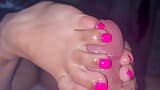 Jari kaki merah jambu Barbie Latinas memberikan footjob seksi snapshot 13