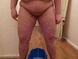 BBW nue nettoie une pisse snapshot 9