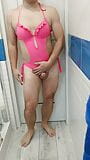 Sissy in sexy monokini costume da bagno rosa snapshot 9