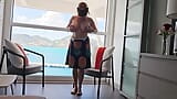 Vollbusige exhibitionisten-stiefmutter fingert feuchte muschi auf dem balkon des kreuzfahrtschiffs - schau zu, wie reife herrin am donnerstag kommt snapshot 5