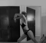 Evangeline Lilly - супер сексуальный танец в бикини snapshot 7
