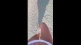 Писсинг в белом бикини на пляже snapshot 1