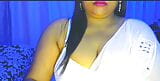 Caliente desi sexy chica jaanebaharji se divierte en cam. sujetador blanco, pechos grandes, muy caliente. snapshot 1