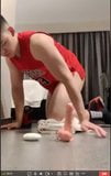 Sportlicher asiatischer Typ spreizt Beine und rammt Arsch mit Spielzeug snapshot 8
