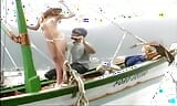 Cette petite vixen de mer utilise le mât du navire comme son propre poteau de strip-teaseur surdimensionné. snapshot 2