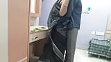 Une bhabhi nouvellement mariée se fait baiser par son devar dans la cuisine - Devar ne bhabi ke laakh mana karne pe bhi chod diya salu bhabhi ko ah hindi snapshot 2