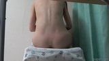 दुबली-पतली लड़की का नग्नता और स्तन नीचे डेस्क से लिया जाता है snapshot 2
