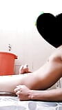 Hübscher junge, teenager haben masturbation in der toilette snapshot 7