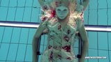 Lucy Gurchenko, bombasse russe poilue, nue dans la piscine snapshot 6