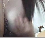 Une Chinoise asiatique montre ses seins devant sa webcam snapshot 13