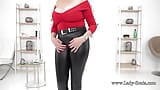 Lady Sonia plaagt in haar strakke leren broek snapshot 6