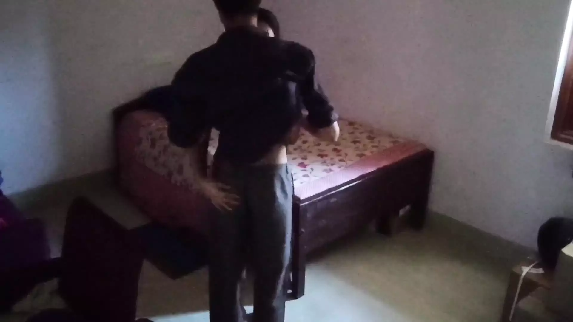 Kız arkadaş erkek arkadaşının seks yaptığını kayda alıyor