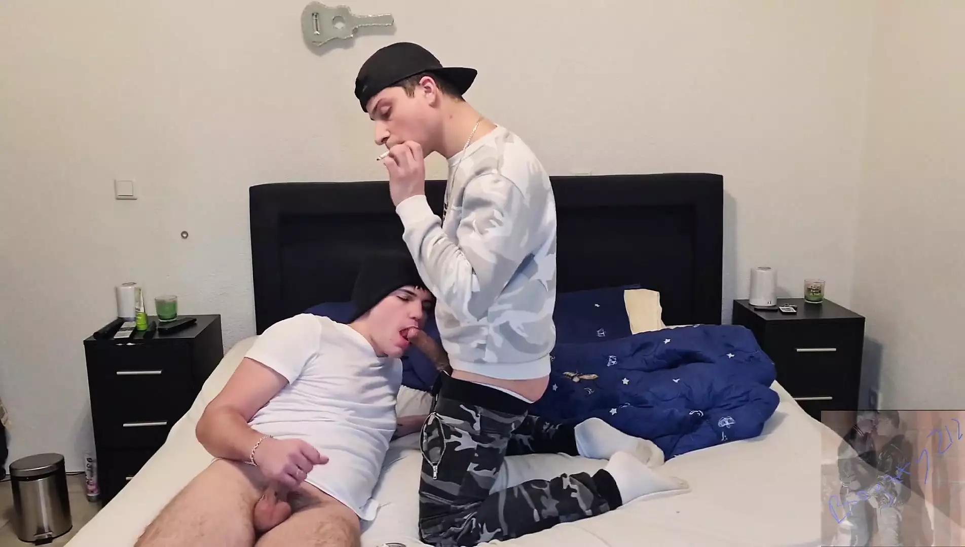 Des Gar ons Gays Sexy Fument Se Branlent Sucent Et Jouissent XHamster