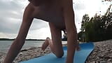 Mijn eerste keer naakt op dit naturistenstrand in Frankrijk, dus ik voel me als een verlegen jongen, omdat mannen naar me kijken, komen ze op me af snapshot 7