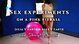 Expérience sexuelle sur une fitball rose. Julia v Earth et Alex v Earth. snapshot 3