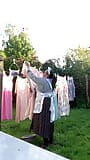Çamaşırları almak için boniche kıyafetle snapshot 1