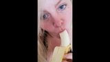 Mange cette banane - une MILF BBW sexy montre comment c'est fait snapshot 3