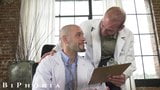 Des médecins sexy baisent un patient à l'hôpital - biphorie snapshot 3