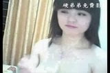 Pequena menina chinesa brinca com sua vulva peluda na webcam solo snapshot 9