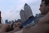 Heiße NYC 3-Wege-Anal-Atmung auf dem Dach auf dem Times Square snapshot 10