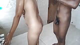 Douche nue dans une chambre d’hôtel snapshot 4