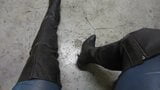 Sentado com minhas velhas botas brincando snapshot 3