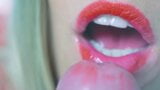 Blowjob mit rotem Lippenstift der Nahaufnahme snapshot 10