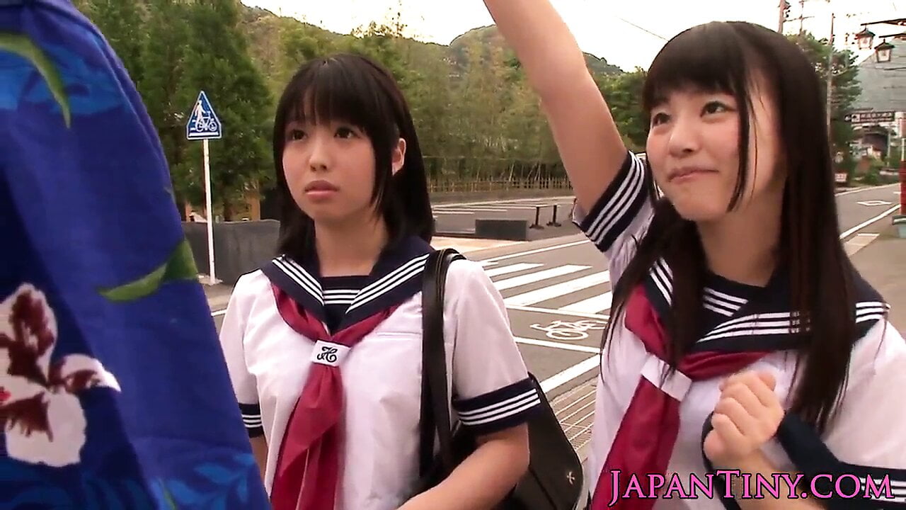 Petite Japanese schoolgirls love threeway