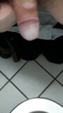 Pulchny chłopak z małym nieoszlifowanym kutasem w publicznej toalecie snapshot 1