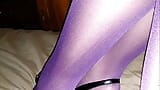 Collants violets 40V et ongles bleus snapshot 16