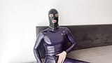 Toucher fétiche - fétiche amateur en latex dans une combinaison en caoutchouc moulant et masque - masturbation maison en solo snapshot 7