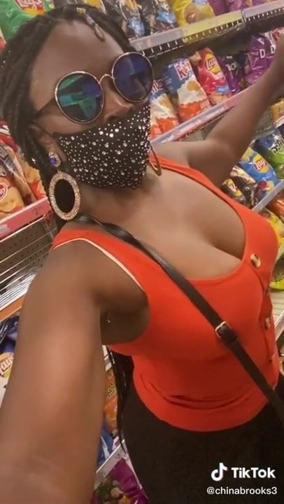 食料品店の黒人熟女のおっぱいとお尻