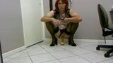 Crossdresser si infila un dildo nella tazza del tubo del culo snapshot 16