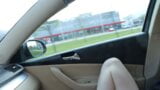 Masturbation torride dans la voiture par une femme sexy. snapshot 9