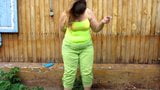 Gordita mujer meando en sus pantalones snapshot 8