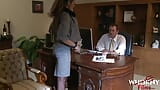 Whorny filme une MILF sexy éjacule brutalement pendant qu'elle se fait baiser au bureau snapshot 2