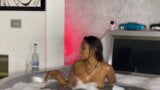 Emmanuelle dans le jacuzzi snapshot 1