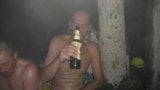 Machos russos numa sauna portatil no mato snapshot 9