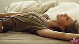 Flaca rubia linda Roxana Dedo folla su apretado coño en la cama snapshot 6