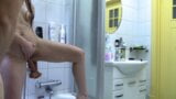 Une femme se baise avec un gros gode devant le miroir de la douche et se masturbe. annahomemix snapshot 16