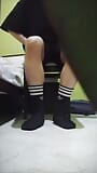 Budak remaja kembar menunjukkan stinky black socksnya yang kotor snapshot 3