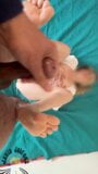 Il se branle au dessus de moi en regardant mes pieds pendant que je me doigte... snapshot 8