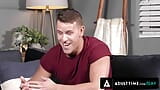 ADULT TIME - Frat Jock Shane Cook беспокоит изучение соседа твинка по комнате Гейба Bradshaw! ЖЕСТКИЙ АНАЛ И КАМШОТ snapshot 3