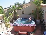 Il ragazzo intelligente ha proposto una bella ragazza di stare intorno a lui in piscina in un caldo giorno d'estate snapshot 1