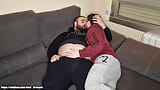 Urso e Chaser chupam os paus um do outro e fazem um 69 no sofá (Provocação) snapshot 2