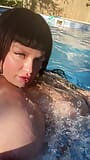 Ma belle-mère vous montre ses énormes seins et sa grosse chatte dans la piscine snapshot 10