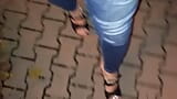 um crossdresser com pés incríveis caminha na rua em cunhas de salto alto e jeans apertados e tenta caras snapshot 16